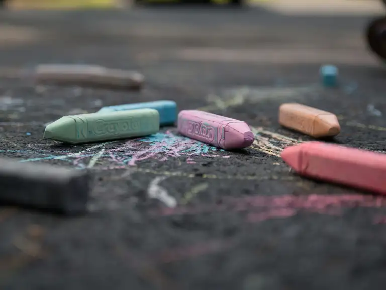Skolekridt på asfalten
